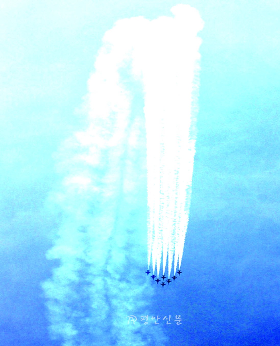 지난 2011 경기국제항공전에서 대한민국 공군 특수비행팀 '블랙이글(Black Eagles)' 이 푸른 하늘을 수놓으며 아찔한 곡예비행을 선보이고 있다.
