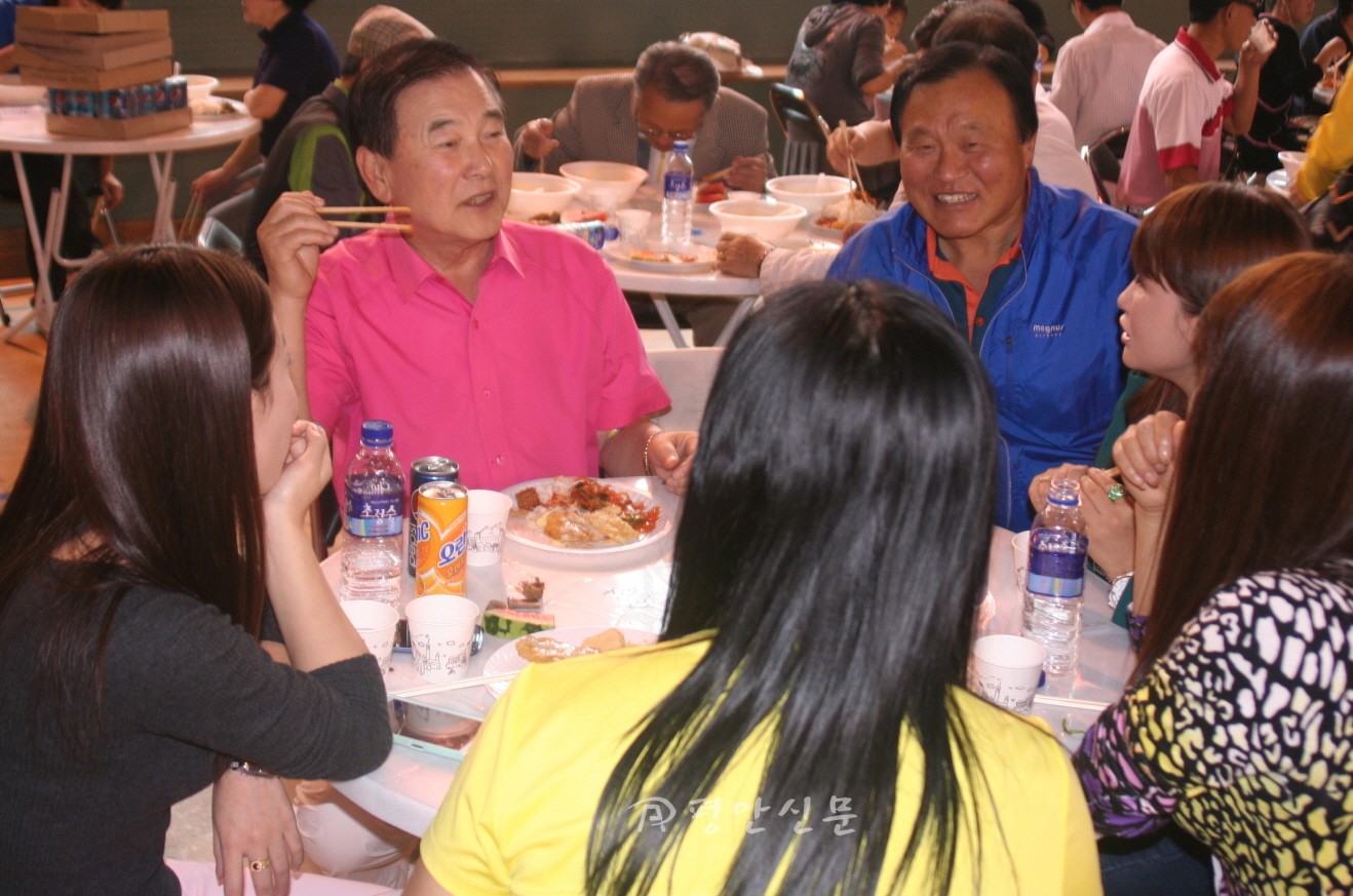민주평통 평택시협의회 한인희 회장(사진 왼쪽 남성)과 김형석 운영위원장(사진 오른쪽 남성)이 새터민 여성들과 즐거운 분위기 속에서 점심식사를 함께하고 있다.