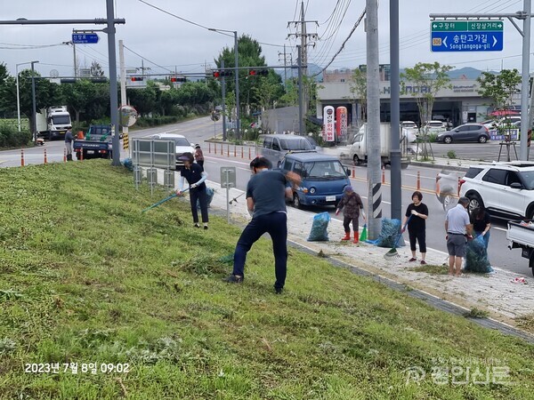신장1동 통장협의회 회원들이 잡초를 제거하고 있다.