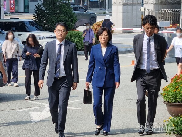 김보라 시장이 21일 1심 선고공판에 참석하기 위해 법원에 들어서고 있다/임강유 기자